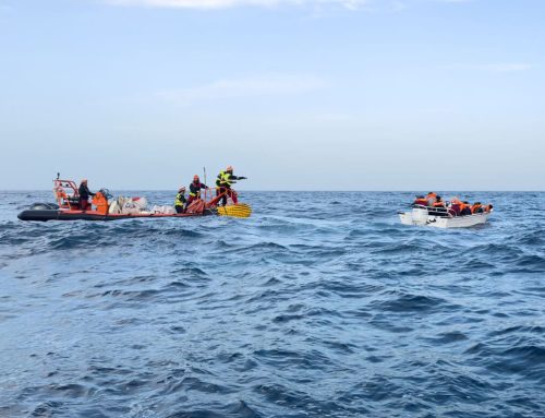 Naufragio nel Mediterraneo, si rovescia un gommone: annegano 61 migranti.